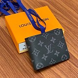 ルイヴィトン 財布 偽物 モノグラム エクリプス ミュルティプルウォレット M61695