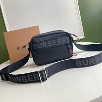 日本未入荷バーバリー ショルダーバッグ コピーロゴ ディテール クロスボディ バッグ 80256691 日本未入荷バーバリー ショルダーバッグ コピーロゴ ディテール クロスボディ バッグ 80256691