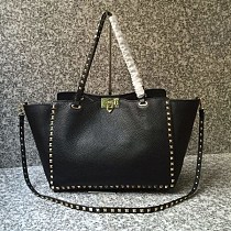 セール新作★ヴァレンティノ トートバッグ 偽物★ カーフスキン ミディアム ロックスタッドバッグ Vuz12797 セール新作★ヴァレンティノ トートバッグ 偽物★ カーフスキン ミディアム ロックスタッドバッグ Vuz12797