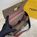 ★日本!!人気！フェンディ キャナイ エフ コピー レザー バッグ fej69731