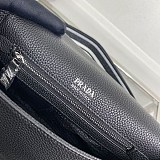 送料込 プラダ レタリングロゴ レザー ショルダーバッグ コピー puv15804