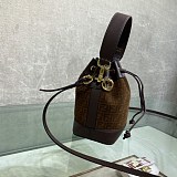 日本未入荷フェンディ モン トレゾール 偽物 スエード FF ミニバッグ feo56956
