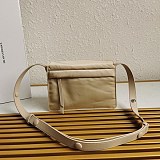 人気急上昇プラダ 偽物☆パッド入りフラップバッグ Re-Nylon ジッパーポケット pui44266