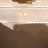 一目惚れ♪フェンディ ピーカブー アイシーユー コピー ミディアム レザー バッグ fem02088