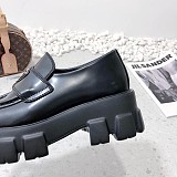《大人気》プラダ ブラッシュドレザー ローファー pua53979