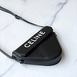 世界中で大人気♪ セリーヌ ショルダーバッグ 偽物 トライアングルバッグ ロゴ トリオンフ Cel67814