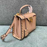 新作 ヴァレンティノ カーフレザー スタッズ バッグ 偽物 Vuj44090