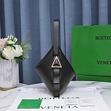 【即発】ボッテガヴェネタ クレードル 偽物 スモールショルダーバッグ ブラック 680057V1BW08425