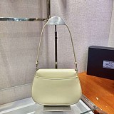 大人気！プラダ フラップ付きクレオショルダーバッグ 偽物 1BD311