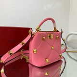 送料込ヴァレンティノ ハンドバッグ コピー ROMAN STUD QUILTED Vue84360