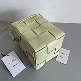 セール新作ボッテガ スーパーコピー カセット ショルダーバッグ レモン ウォッシュド 680218VCQC49412