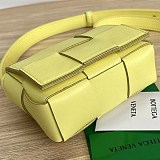大人気!!新色 ボッテガ ヴェネタ キャンディー カセット クロスボディミニバッグ 偽物 boz03297