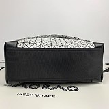 人気No1バオバオイッセイミヤケ ショルダーバッグ コピー bat75994
