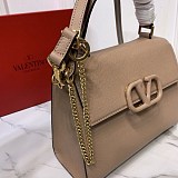 累積売上総額第１位！【ヴァレンティノ ショルダーバッグ コピー】人気★Vスリング カーフスキン ミニハンドバッグ Vup56743