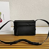 完売必至プラダ パッド入りフラップバッグ 偽物 Re-Nylon ジッパーポケット puk84432