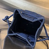 希少 ボッテガ ヴェネタ カセット スモールバケットバッグ 偽物 boq70589