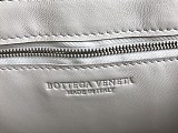 欲しい♡超限定♪ボッテガヴェネタ パデッドカセット スーパーコピー ショルダーバッグ シルバー仕上げ boj78120