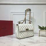 可愛い【ヴァレンティノ ショルダーバッグ コピー】人気★ロックスタッズ スパイク スモール バッグ Vug43872