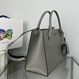 目を惹くカラープラダ モノクローム サフィアーノレザー トートバッグ コピー puf09456