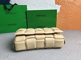 希少色ボッテガヴェネタ パデッド カセット コピー レザー製クロスボディバッグ boa26783