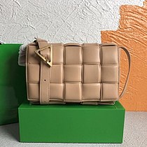 入手困難ボッテガヴェネタ パデットカセット 偽物 ショルダーバッグ アーモンド 591970VCQR12700 入手困難ボッテガヴェネタ パデットカセット 偽物 ショルダーバッグ アーモンド 591970VCQR12700