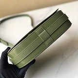 セリーヌ ハンドバッグ 偽物 ミディアム マイヨン トリオンフ バッグ カーフスキン Cez96369
