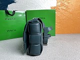 日本未入荷ボッテガヴェネタ パデッド カセット 偽物 レザー製クロスボディバッグ boa95690