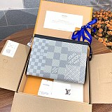 ルイヴィトン クラッチバッグ 偽物 ダミエ グラフィット ポシェット ヴォワヤージュ N60443