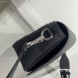 送料込 プラダ レタリングロゴ レザー ショルダーバッグ コピー puv15804