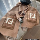 フェンディ ブラウンウール カシミア FFポケットマフラー 偽物☆ステッチ入レザー☆フリンジ FXT339AHRYF0QU5