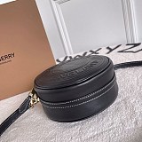 完売必至バーバリー デボスロゴグラフィック レザー ルイーズバッグ 偽物 80429701
