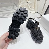 入手困難 プラダ トライアングルロゴ付き モノリス ラフィア サンダル コピー puk81682