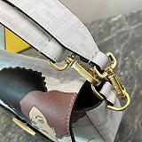 最新でオシャレ フェンディ バゲット 偽物 ミディアムファブリックバッグ fen90010