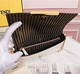 送料込フェンディ 財布内蔵ミニバッグ コピー ポーチ付き レザー ミニバッグ fee45045