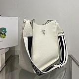 ブティック♪プラダ 偽物 メタルレターロゴ レザーホーボーバッグ pua14370