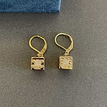 希少色セリーヌ トリオンフ キューブ ピアス コピー 46Y876BZI35OR 希少色セリーヌ トリオンフ キューブ ピアス コピー 46Y876BZI35OR