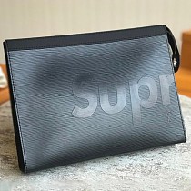 完売必至 シュプリーム × ルイヴィトン 偽物 z Pochette Jour GM クラッチバッグ BLACK M66889 完売必至 シュプリーム × ルイヴィトン 偽物 z Pochette Jour GM クラッチバッグ BLACK M66889