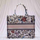 入手困難ディオール ブックトート 偽物 ハイビスカス刺繍 2サイズ dee02350