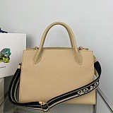 送料無料プラダ モノクローム サフィアーノレザー トートバッグ 偽物 put84757