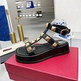 春もの新作ヴァレンティノ フラットフォーム ローマンスタッズ サンダル 偽物 40MM Vue39502