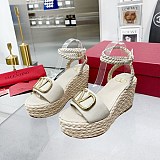 ★日本!!人気！ヴァレンティノ ストラップウェッジサンダル 偽物 ラフィア ピンク outlet Vun99610
