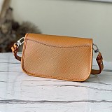 日本未発売 ルイヴィトン エピ レザー ビュシ イニシャル バッグ 偽物 M59457