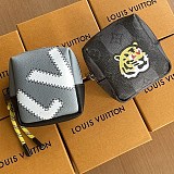 希少色ルイヴィトン 小銭入れ 虎 ペンダント 偽物 vuz46351