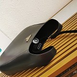 プラダトライアングルロゴ レザー ショルダーバッグ コピー pud96566