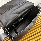 完売必至プラダ パッド入りフラップバッグ 偽物 Re-Nylon ジッパーポケット puk84432