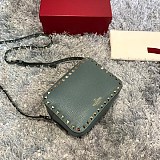 完売必至ヴァレンティノ ショルダーバッグ コピー ハンドバッグ★ロックスタッズ Vuc62450