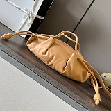 ロエベ パセオバッグ 偽物 スモール（シャイニーナパカーフ） A709P48