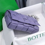 目を惹くカラーボッテガヴェネタ 偽物 ザチェーン カセット レザー製クロスボディバッグ bot33184