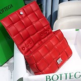 大人気！ボッテガヴェネタ コピー ザチェーン カセット レザー製クロスボディバッグ bot40391