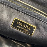 希少色【プラダ】パデッドナッパ レザー ショルダーバッグ コピー pug85064
